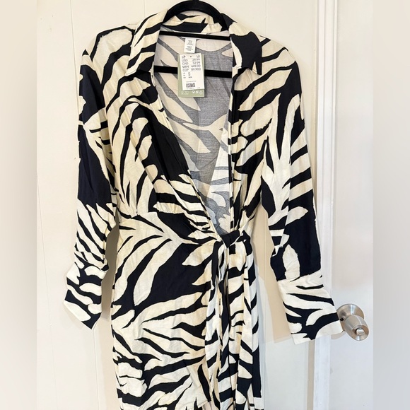 H&M Dresses & Skirts - H&M Tie Detail Mini Dress